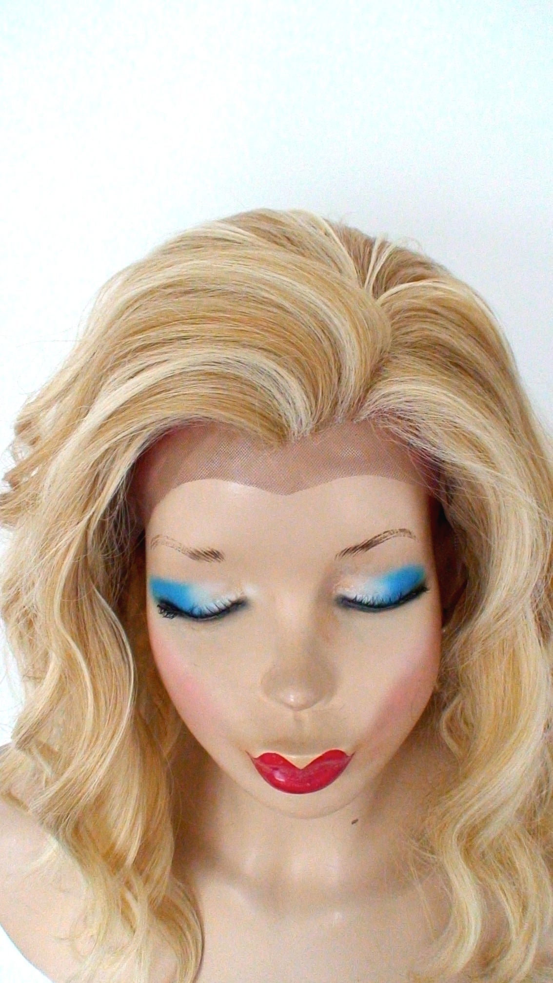 16" Lace Front Blonde Short Wavy Hairstyle Wig.