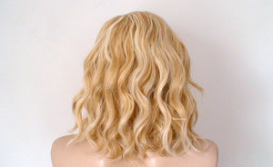 16" Lace Front Blonde Short Wavy Hairstyle Wig.