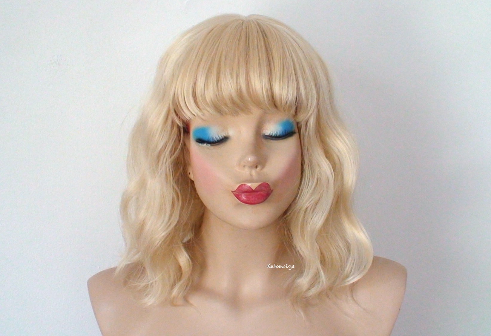 16" Blonde Short Wavy Hair with Bangs Wig.