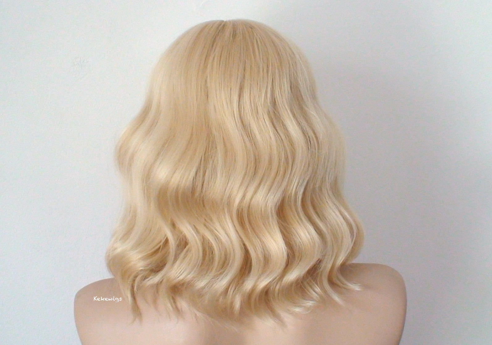 16" Blonde Short Wavy Hair with Bangs Wig.