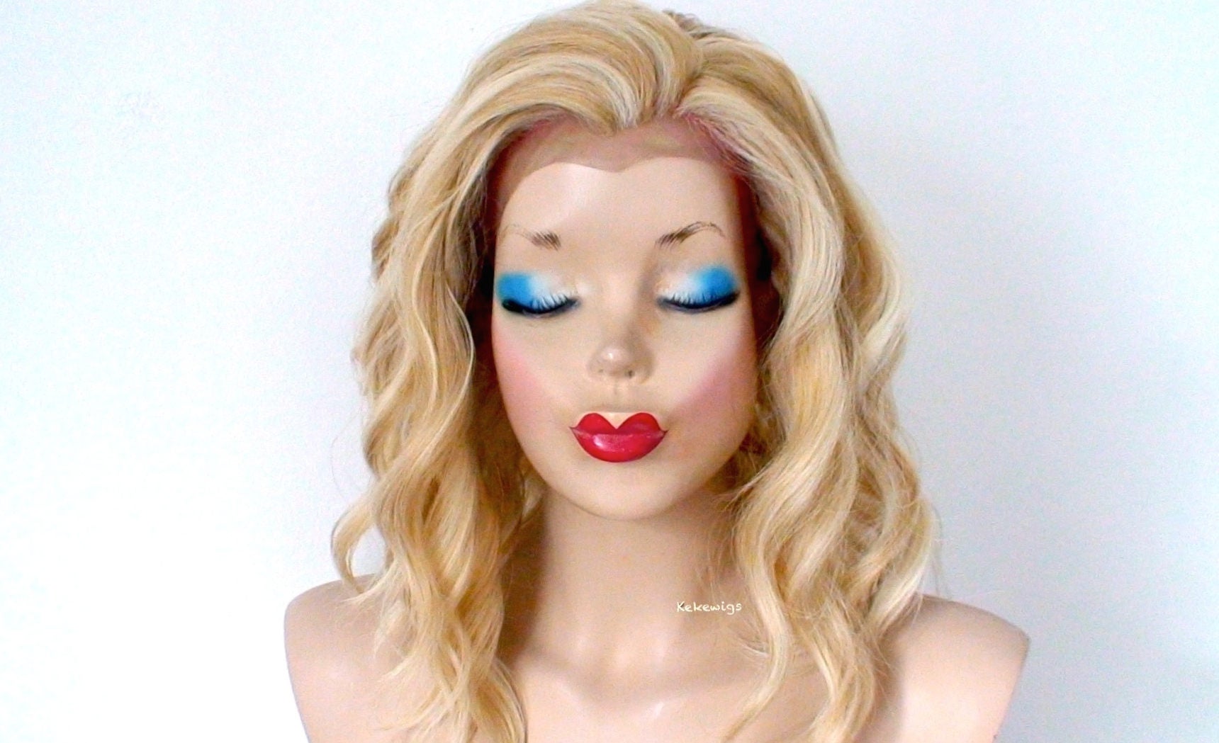 16" Lace Front Blonde Short Wavy Hairstyle Wig.