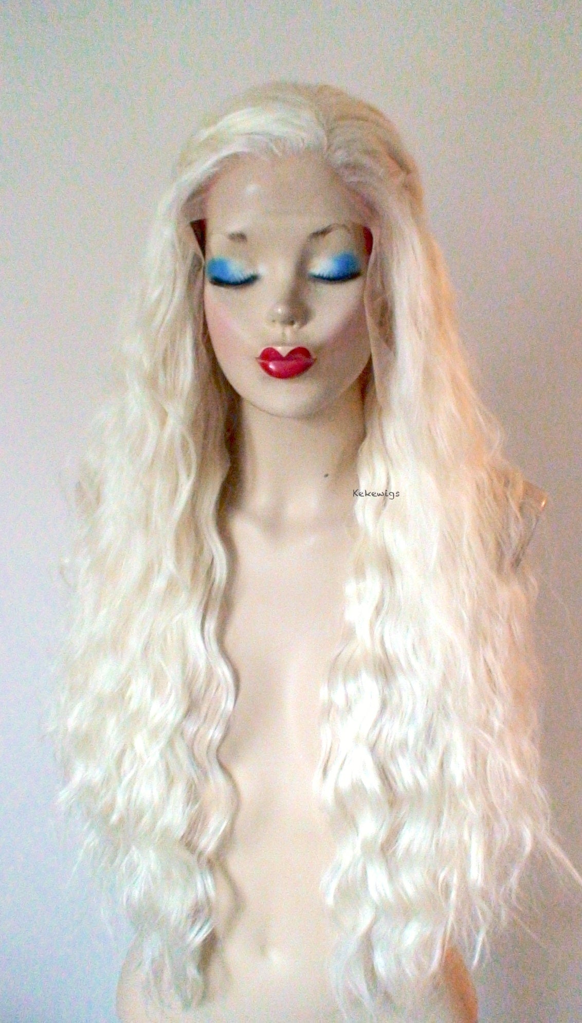 28" Lace Front Platinum Blonde Long Wave hairstyle Wig.