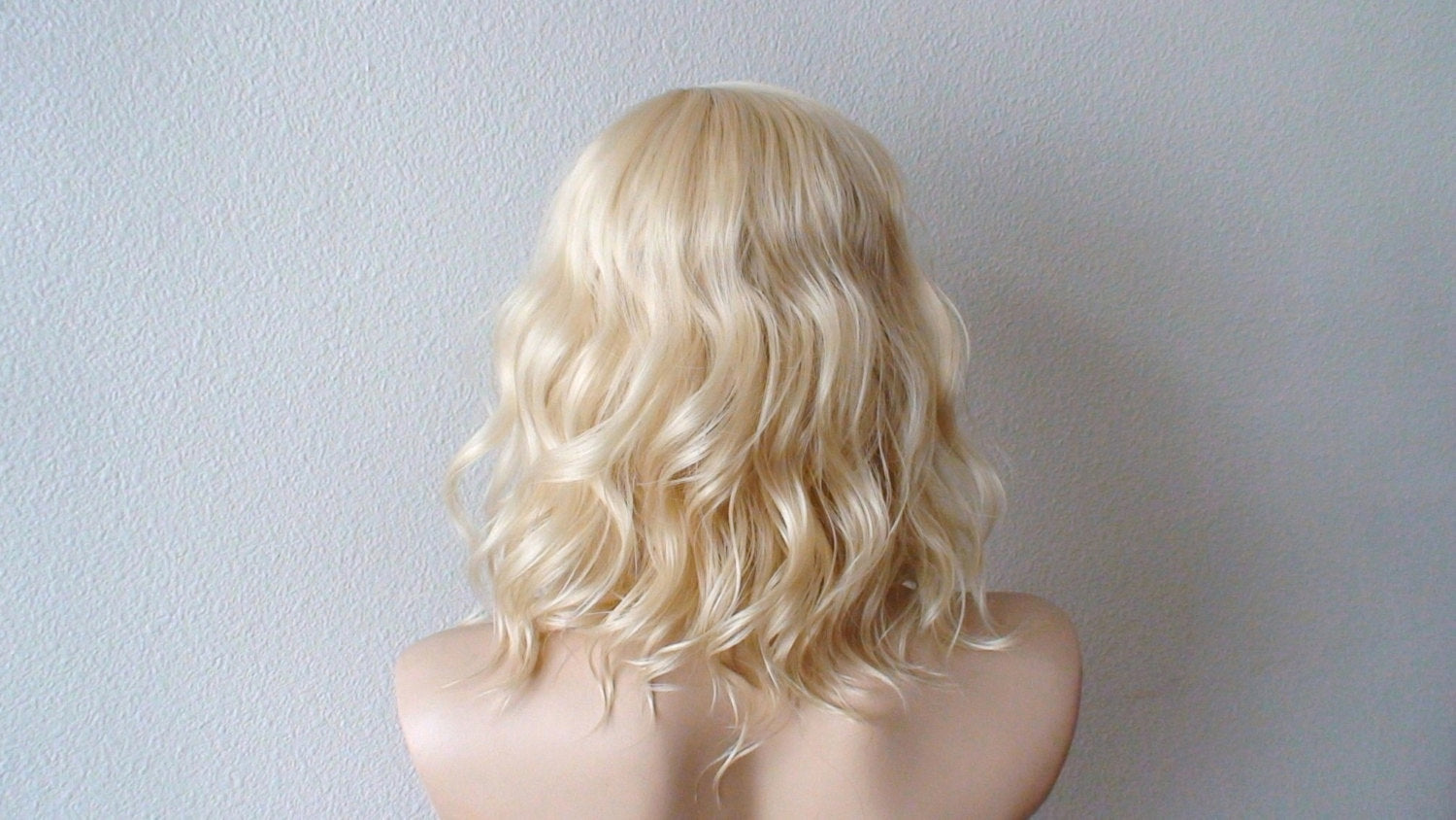 16" Blonde Short Wavy Hair Wig.