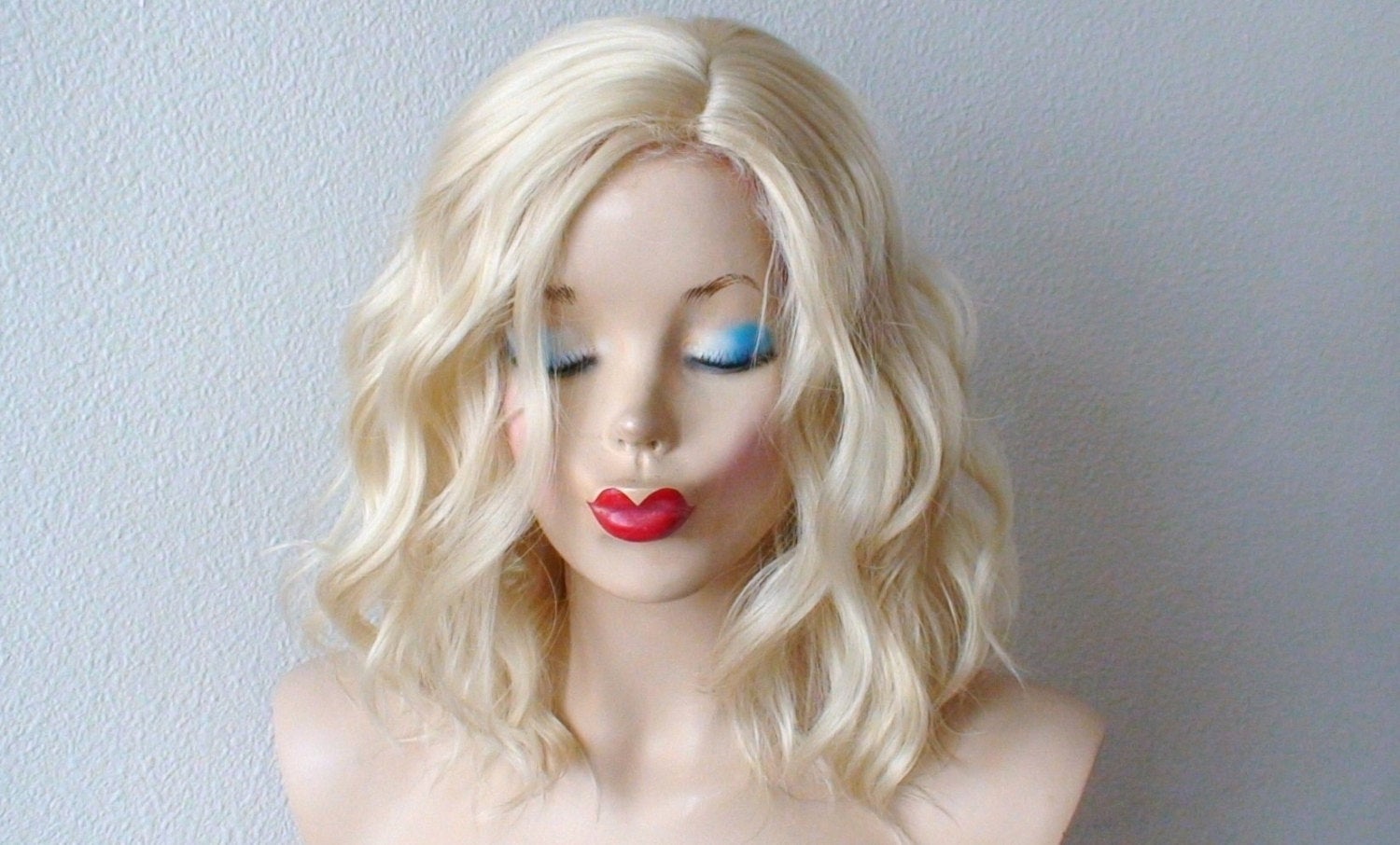 16" Blonde Short Wavy Hair Wig.