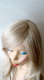 Load image into Gallery viewer, 26&quot; Ash Blonde Long Curly Hair Side Bangs Wig.
