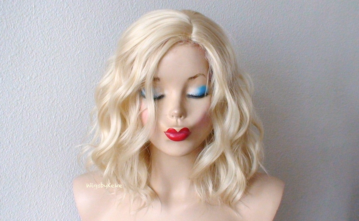 16" Blonde Short Wavy Hair Wig.